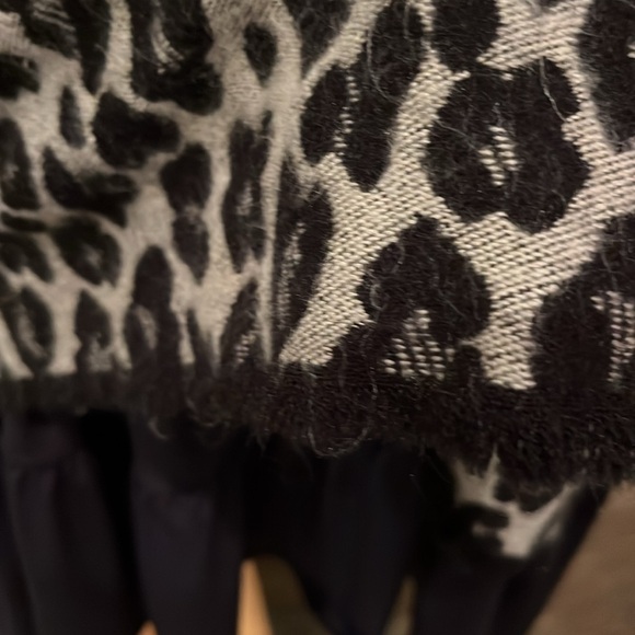 Black and grey wrap- one size fits allz In excellent condition - Picture 4 of 4